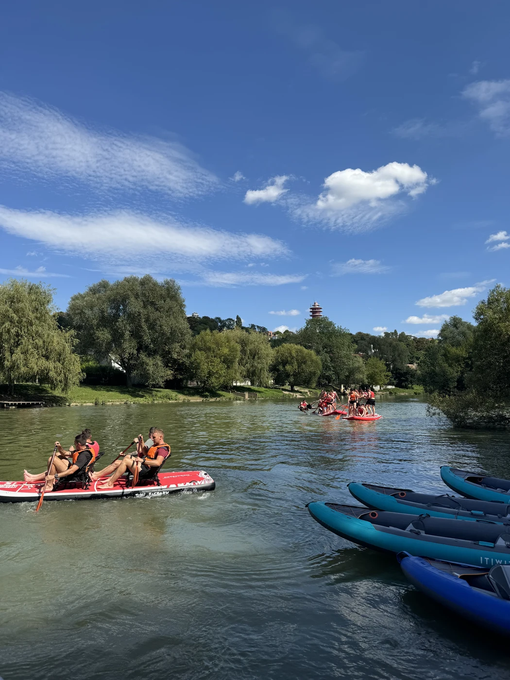 Kayaks et paddles sur la Marne — pagode de Chennevières visible